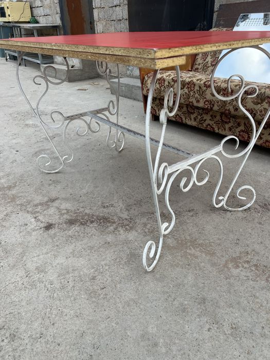 Стол в хорошем состоянии