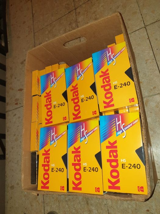 Vând 60 casette video VHS marca Kodak  de 240 minute cu filme diferite