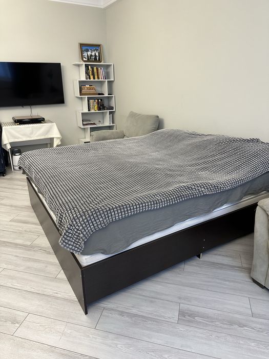 Продам кровать и два новых матраса