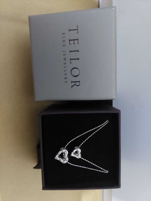 Colier cu doua lantisoare si inimioare in cutie cadou Teilor