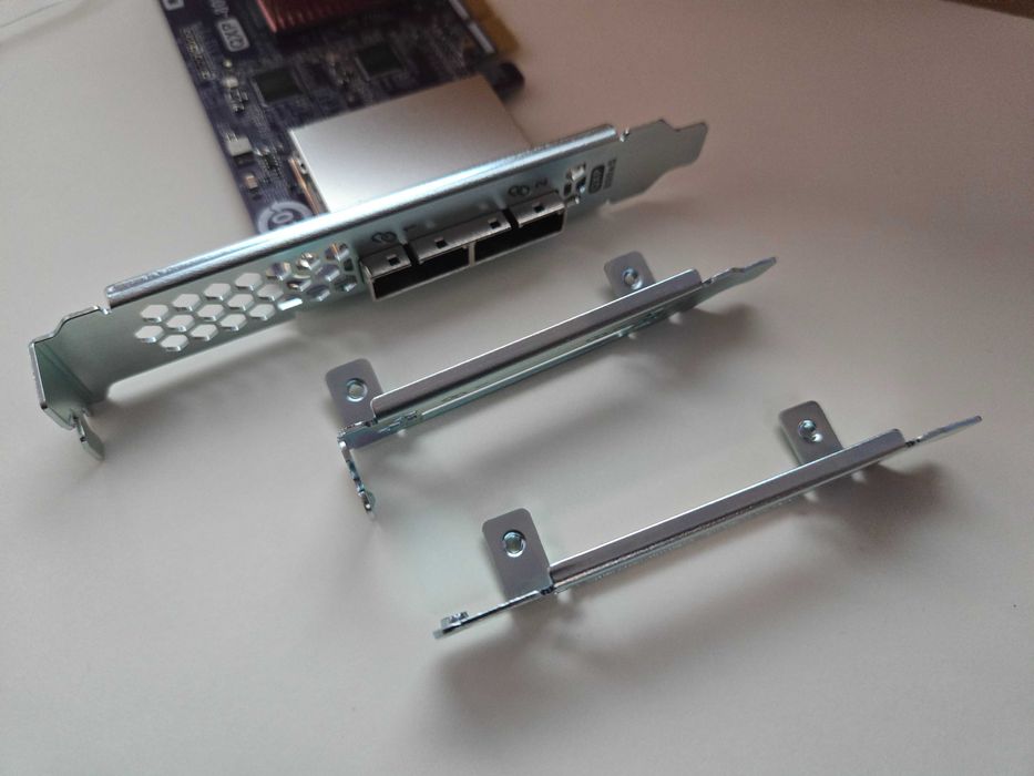 QNAP QXP-800eS-A1164 – nouă, doar testată, cu 3 bracketuri