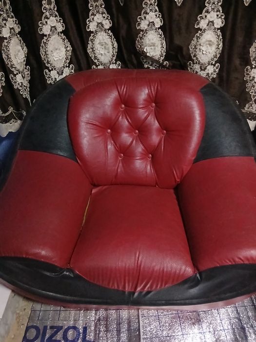 Divan 4 ta katta srochna sotiladi