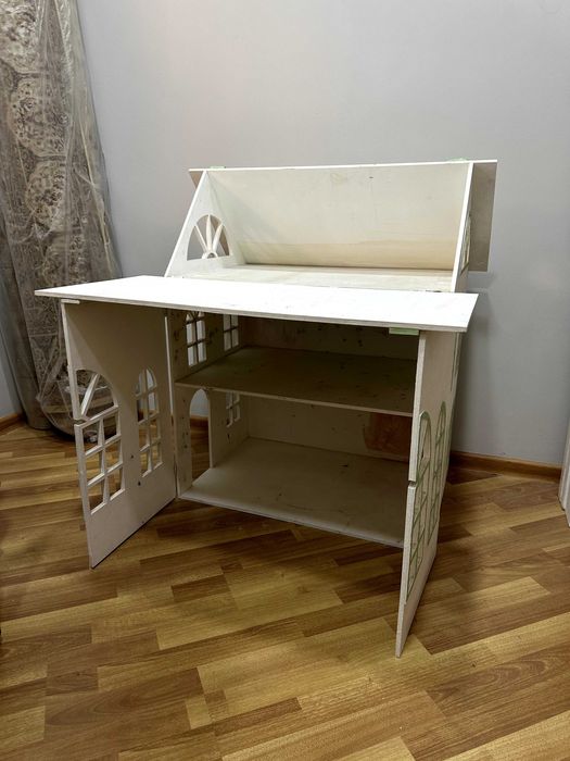 Большой кукольный домик из дерева