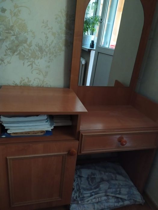 Трюмо с зеркалом