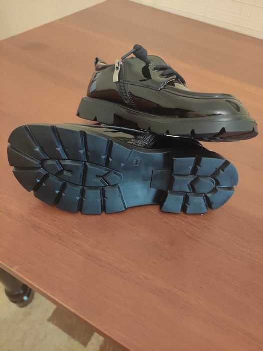 Обувь для мальчиков размер 33 и 34.