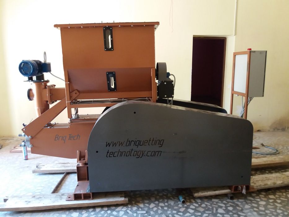 Presa de brichetat rumegus si uscator rumegus, 300kg/ora