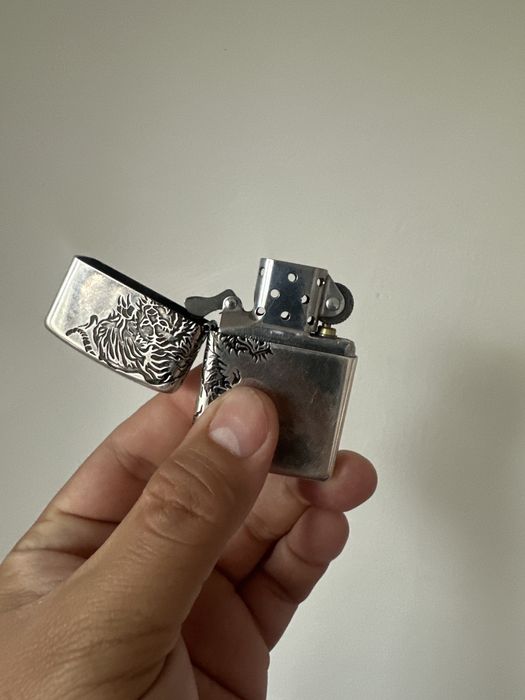 Продам зажигалку Zippo