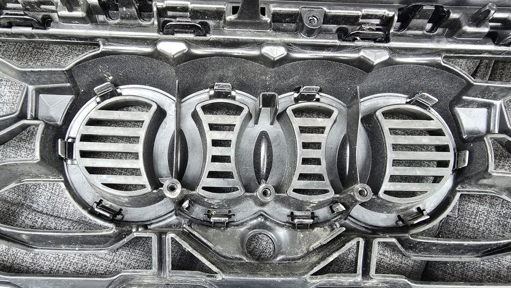 Оригинална Audi RS3 предна решетка 8Y