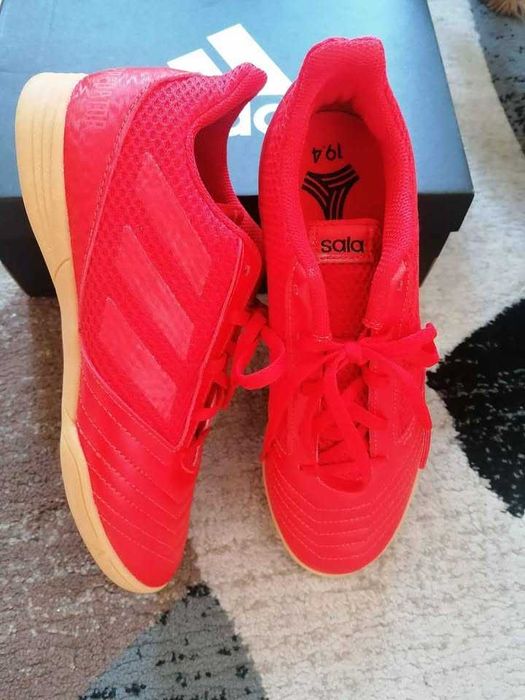 Adidas нови тренировъчни обувки за зала или навън.