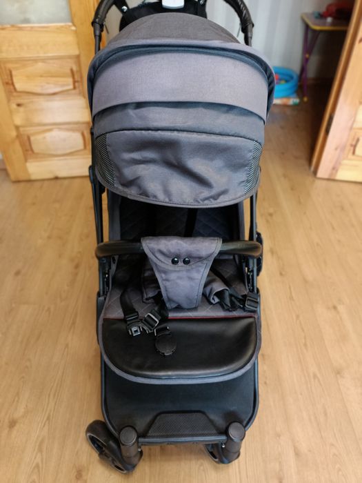 Продаётся прогулочная коляска.