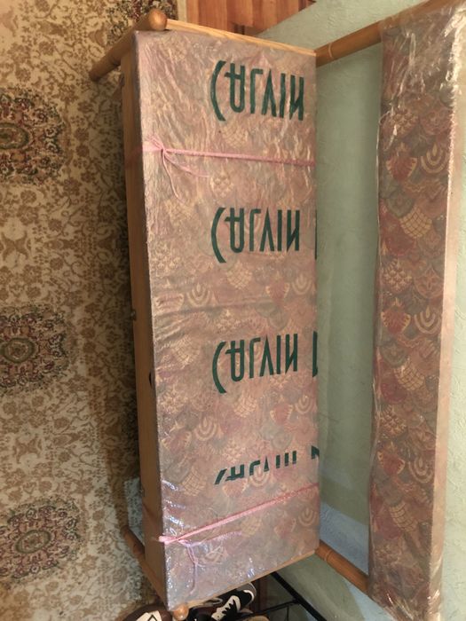 Прочный уголок с сиденьем и спинкой — идеален для прихожей или кухни