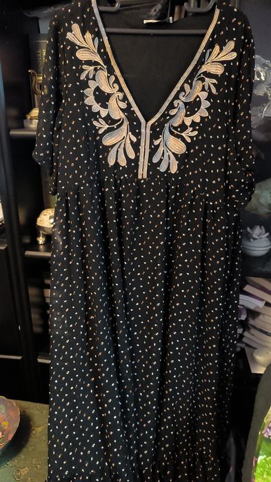 Rochie lunga din voal cu broderie aurie