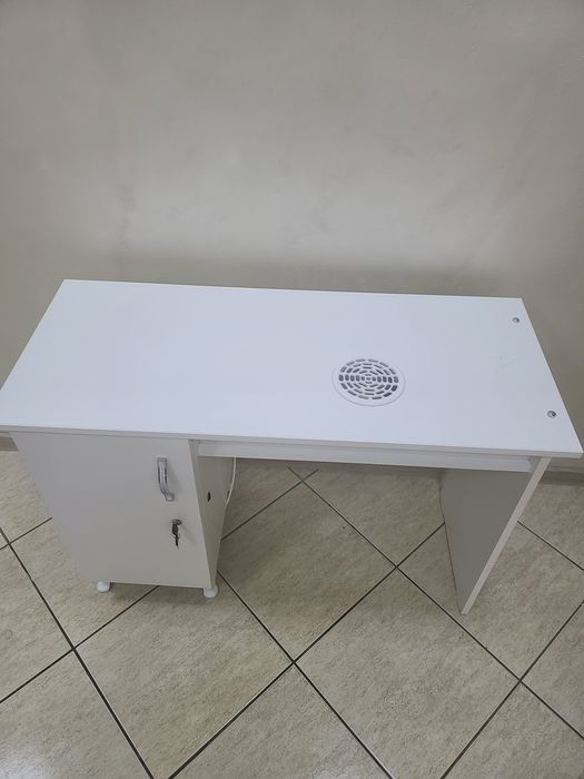 Masă manichiură cu aspirator puternic 1100 mc/h – stare foarte bună
