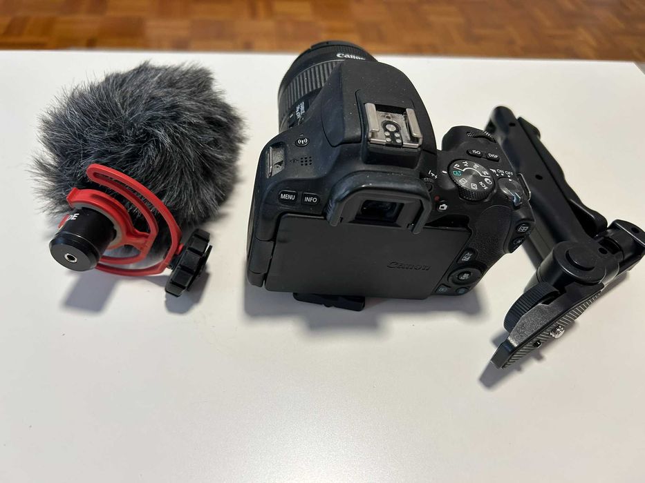 Aparat foto DSLR Canon EOS 200D + stativ + Microfon Rode VideoMicro
