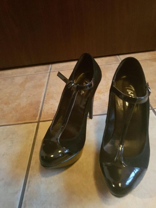 Дамски елегантни лачени обувки на платформа с ток. Естествен лак