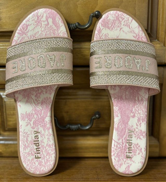 Нови чехли на LBD