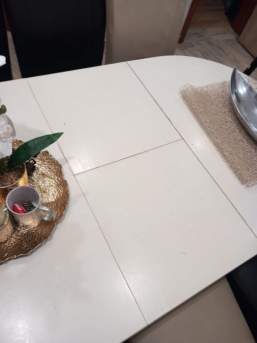 Masa cu scaune de piele