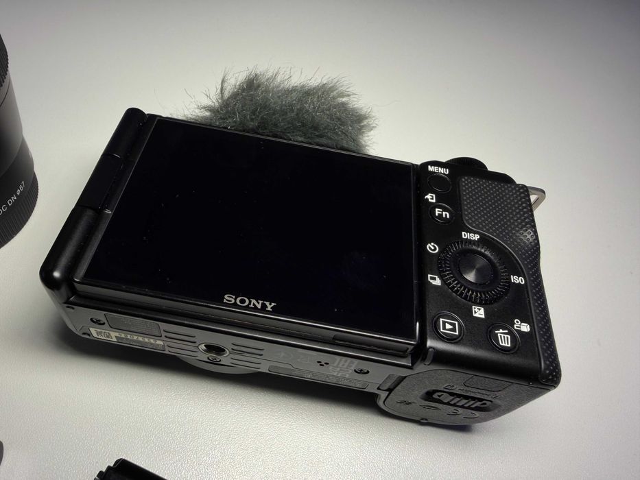 Sony ZV-E10 Mirrorless + Sigma 16mm f1.4 Sony E + Accesorii livestream