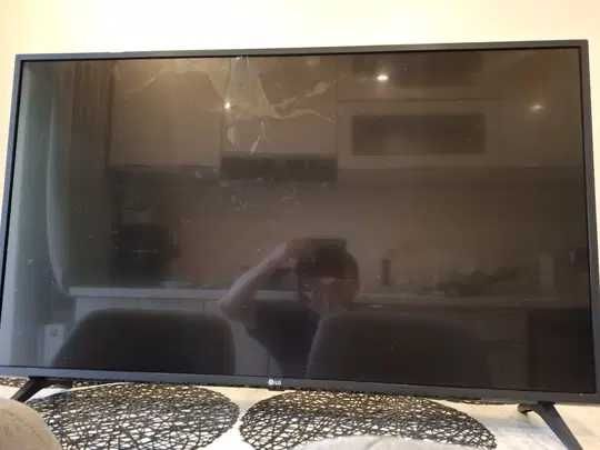 Smart tv LG 4k 108 cm cu display fisurat