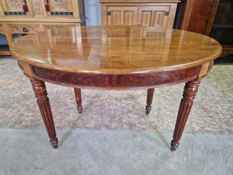 Овална трапезна маса от махагон в стил "ЛУИ XVI"