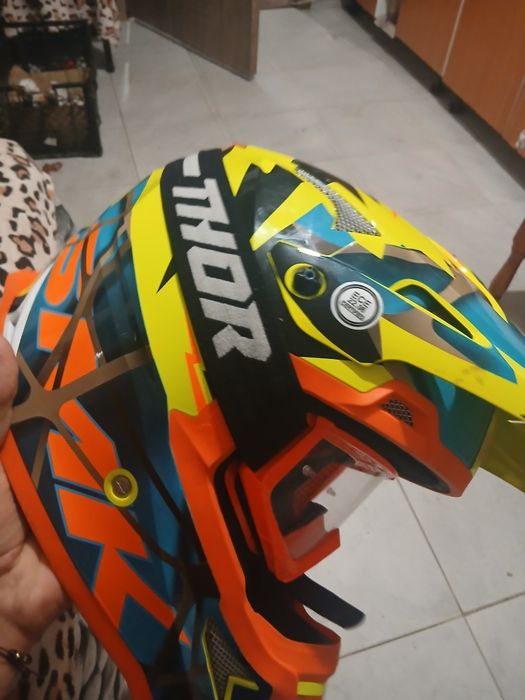 Vând casca aproape nou