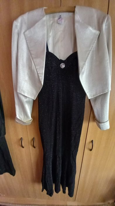 Vand rochie eleganta neagra lunga cu blezer argintiu