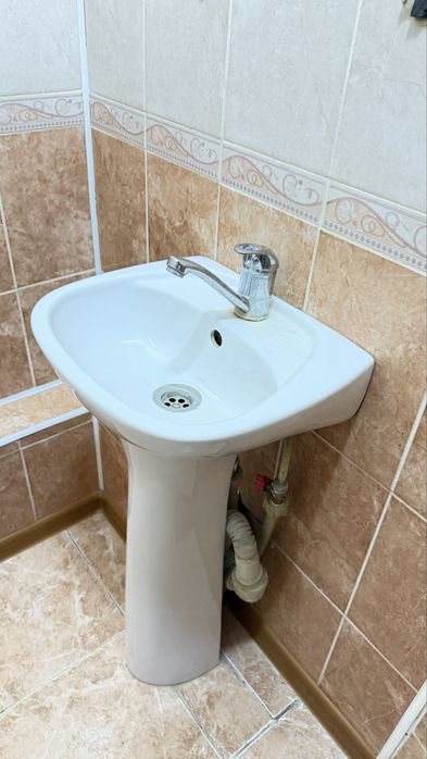 Ванная, раковина, телевизор, ковер