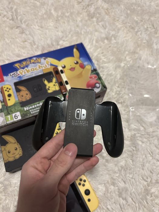 Nintendo Switch V1 – Ediție Pokémon Let’s Go Pikachu/Eevee (complet)