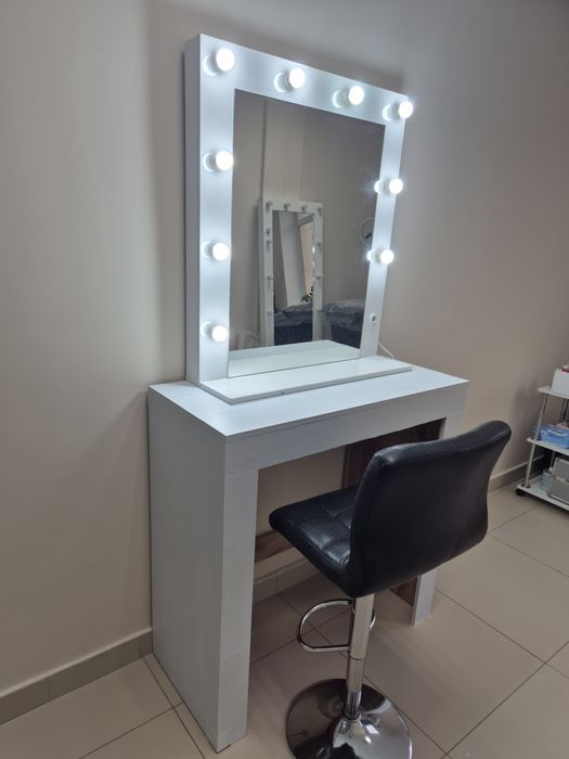 Зеркало с лампочками