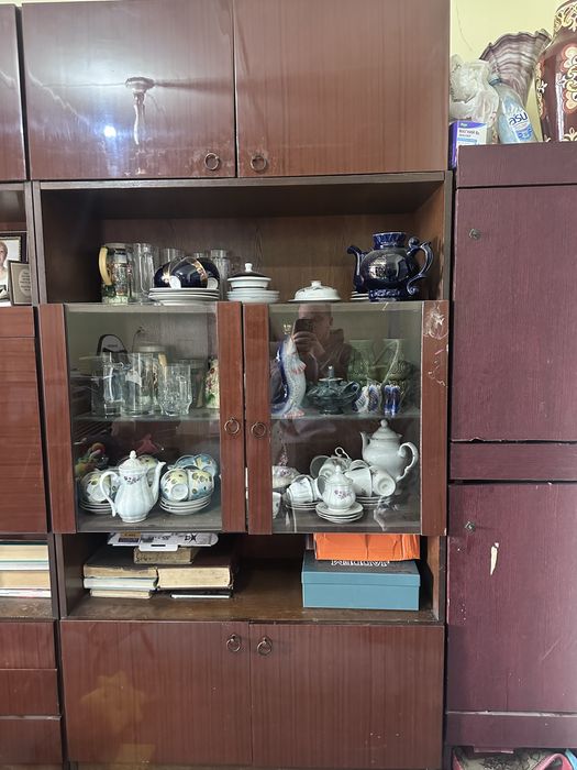Продам сервант с посудой
