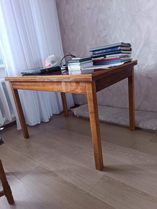 Продам 2 стола б/у в хорошем состоянии