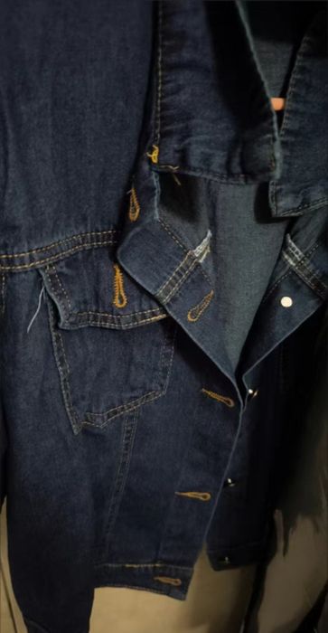 Джинсовая рубашка с коротким рукавом.