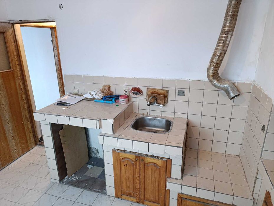 От собственик - светъл, топъл в новосаниран блок с оправен покрив