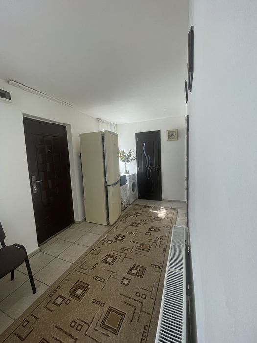 Inchiriez casa la curte