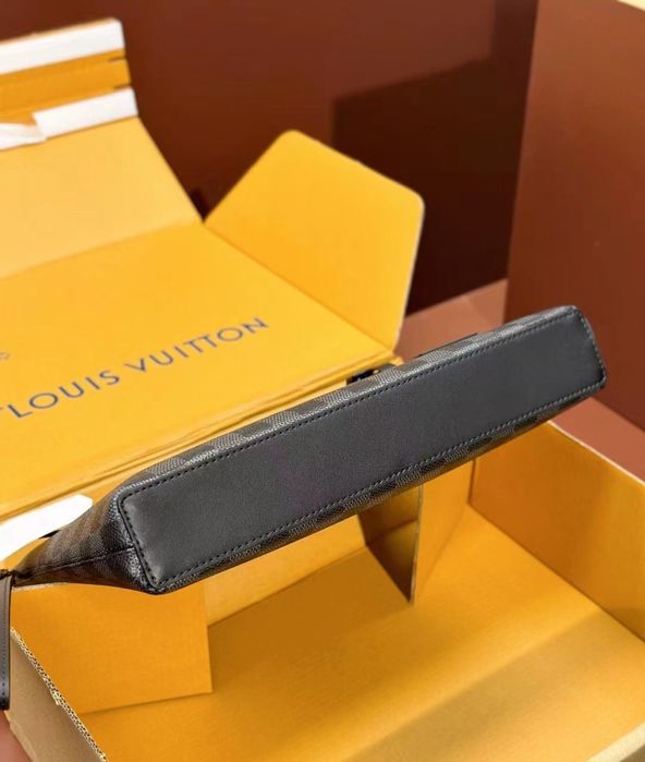 Чанта Louis Vuitton Takeoff Pouch