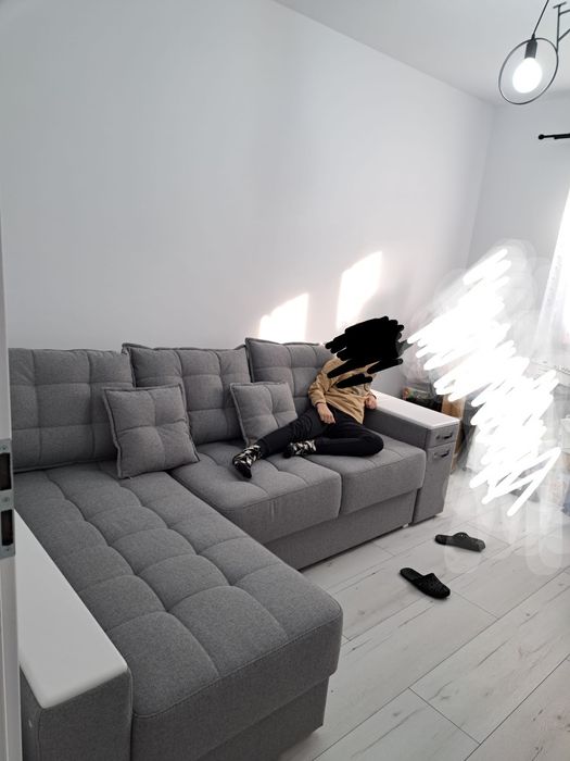 Colțar modern gri, extensibil cu spațiu depozitare