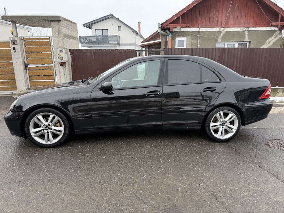Mercedes-Benz.  C220 ,150cp