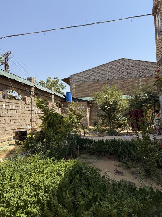 Уй сотилади, яхшигина ер майдони хам бор