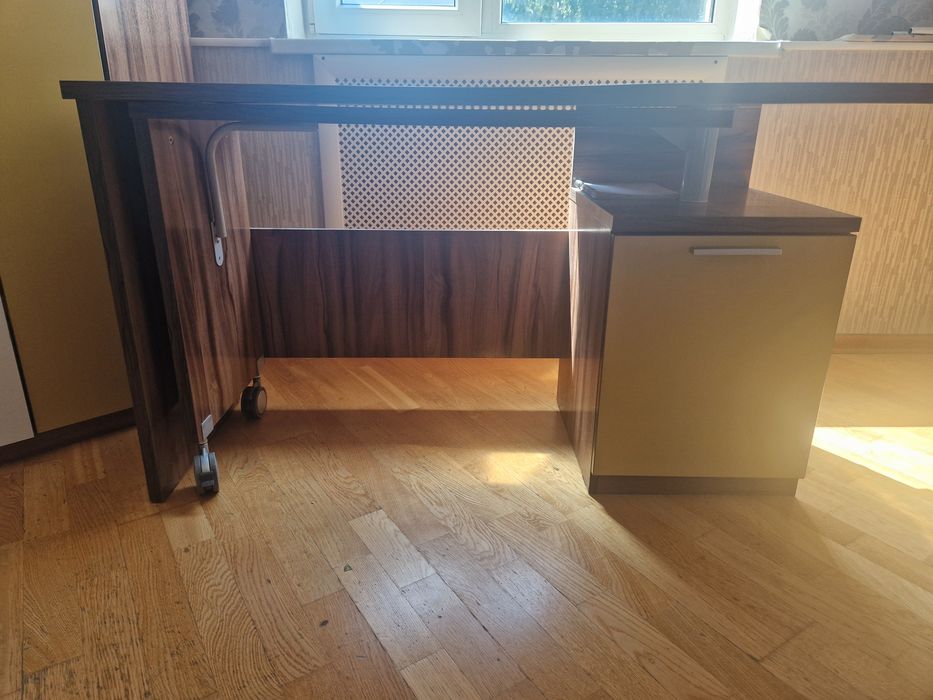 Продам угловой шкаф и парту