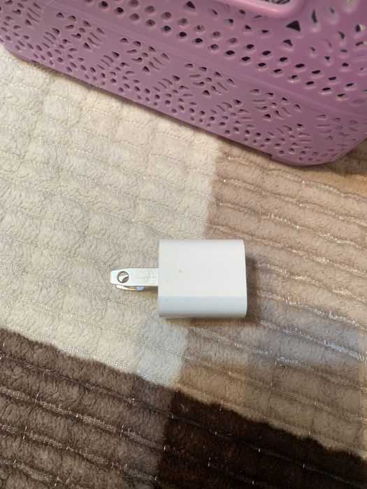 Адаптер Apple заряжает хорошо