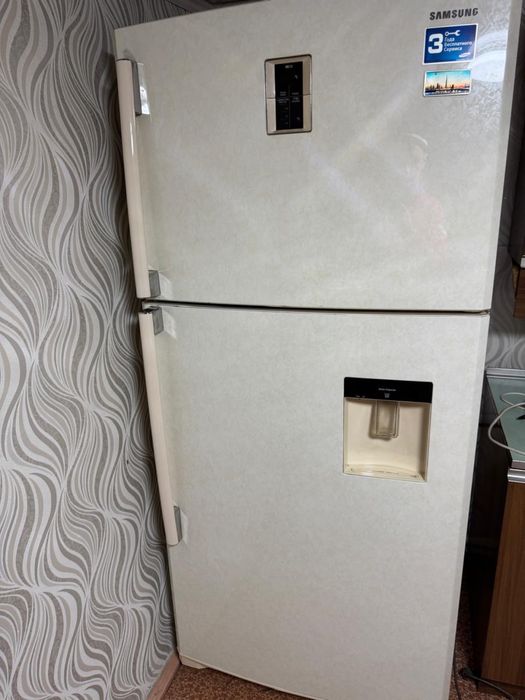 Холодильник в отличном состоянии , самовызов , все работает