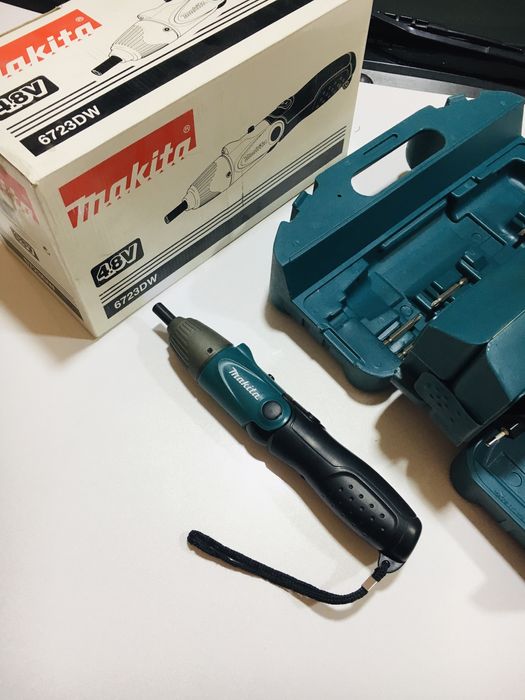 Фирм. аккумуляторная отвёртка+чемодан 80шт разных бит MAKITA ORIGINAL