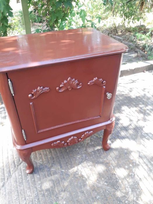 Шкафче /тоалетка  от масивна дървесина