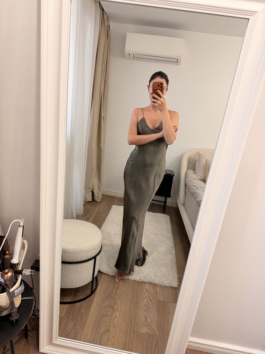 Сатенена дълга рокля с гол гръб Zara Размер S