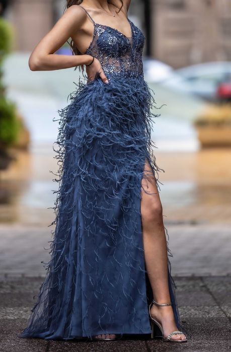 Бутикова бална рокля с естесвени пера