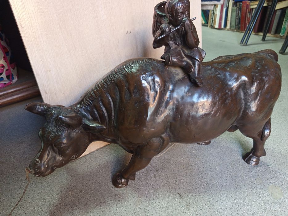 Большая железная статуя