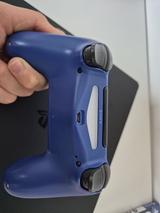 PlayStation 4 Slim 1TB + EA Sports FC 25 + 5 футболни заглавия .Пълен комплект