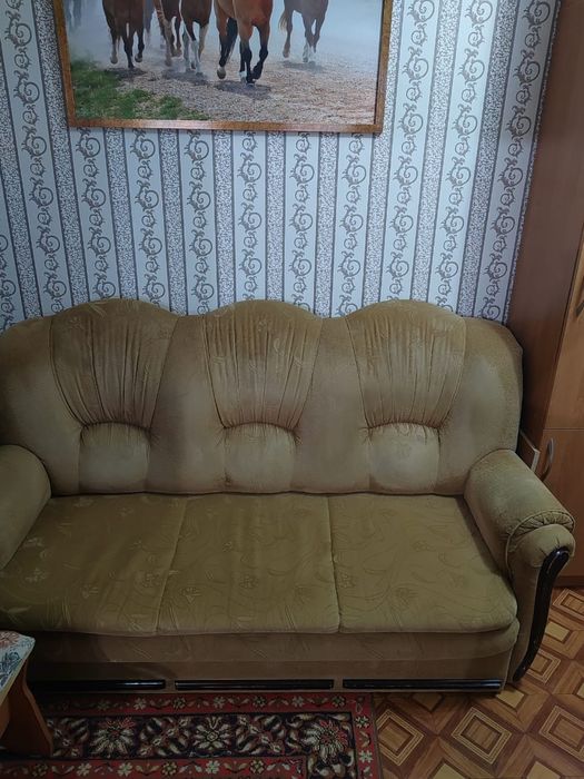 Продам  б/у трёхместный диван.