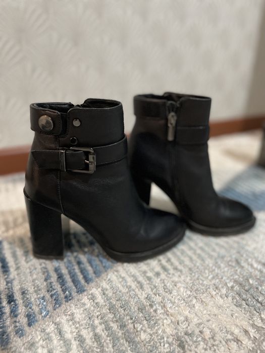 Продам 2 пары ботильоны  кожаные 33 размера