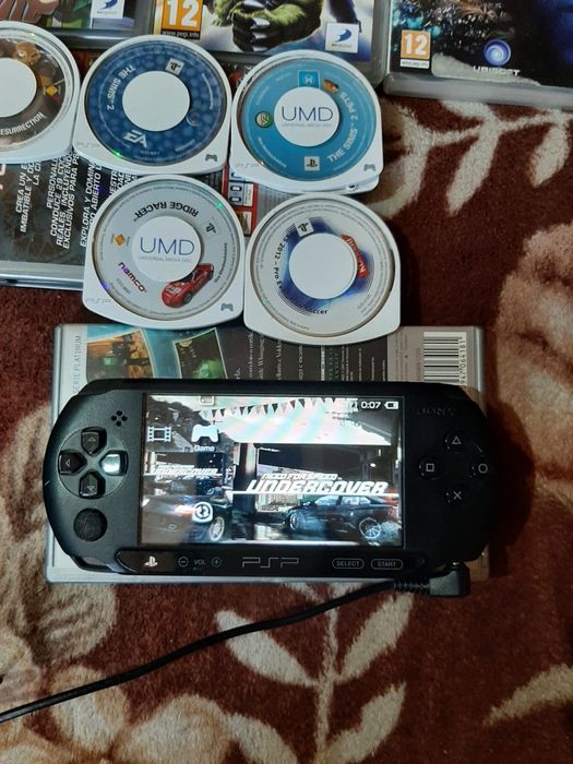 Vand PlayStation portabil street 1004 psp în stare bună cu 10 jocuri